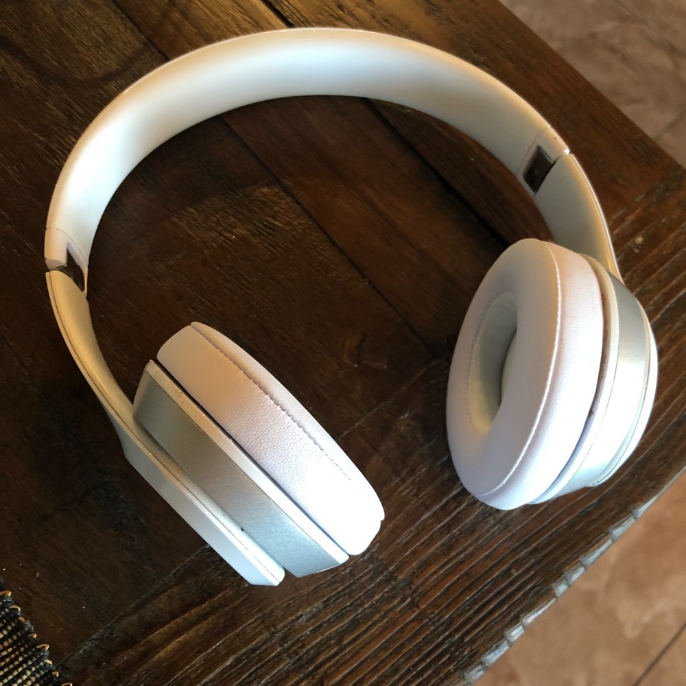 Beats Solo 2 wireless on ear headphones